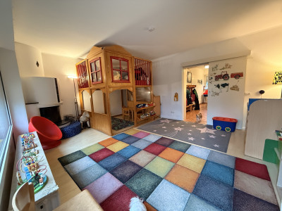 Spielzimmer mit Hochebene Spielzimmer mit Hochebene
